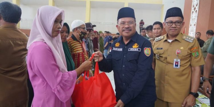 Sekda Prov. Kalteng Berbagi Berkah Bersama Masyarakat Barito Timur