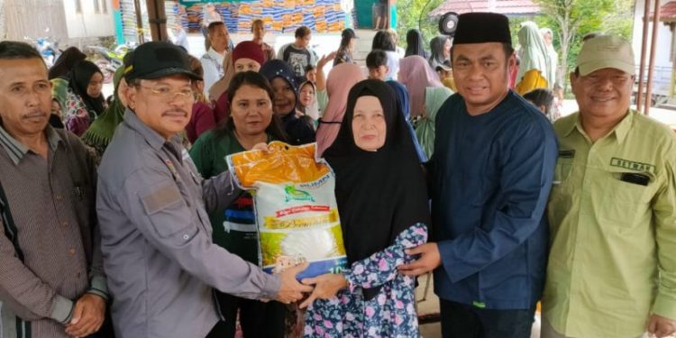Sekda Nuryakin Salurkan 2000 Paket Beras Subsidi Tahap II di Kabupaten Mura