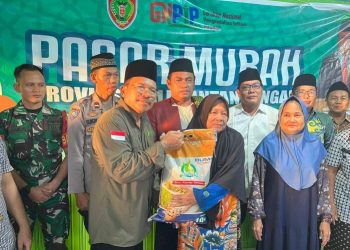 Sekda Nuryakin Kembali Salurkan 15 ton Beras Subsidi di Kabupaten Murung Raya