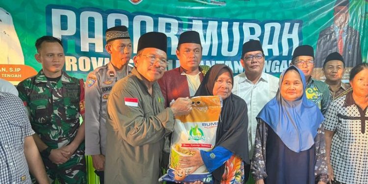 Sekda Nuryakin Kembali Salurkan 15 ton Beras Subsidi di Kabupaten Murung Raya