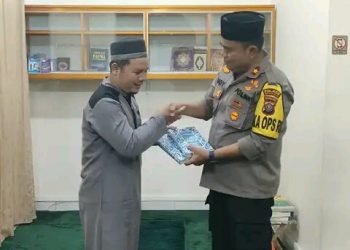 Personel Polres Tanjung Balai Sholat Tarawih Bersama Warga, di Musholla Al-Hamdi