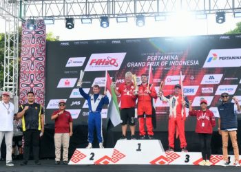 Pj Gubsu Berikan Piala Untuk Juara F1 Powerboat Danau Toba 2024
