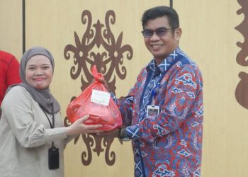 Kadis Kominfosantik Agus Siswadi Serahkan Tali Asih Mitra Media kepada Tenaga Kontrak Lingkup Diskominfosantik