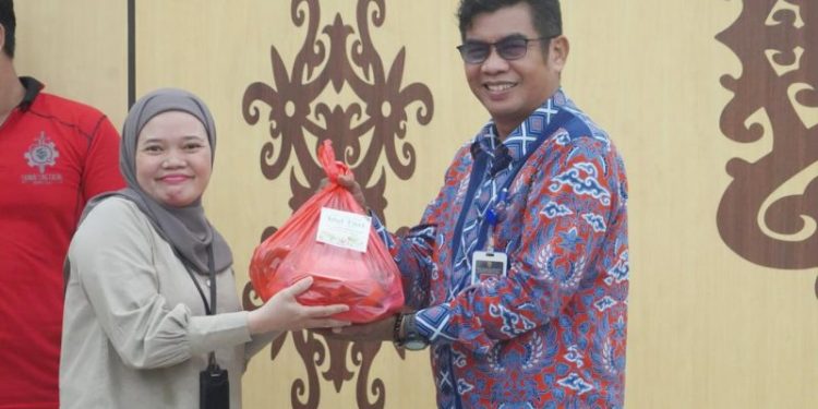Kadis Kominfosantik Agus Siswadi Serahkan Tali Asih Mitra Media kepada Tenaga Kontrak Lingkup Diskominfosantik
