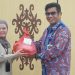 Kadis Kominfosantik Agus Siswadi Serahkan Tali Asih Mitra Media kepada Tenaga Kontrak Lingkup Diskominfosantik