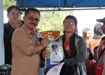 Plh Asisten Pemkesra Wakili Gubernur Salurkan 10 Ton Beras Murah ke Gumas