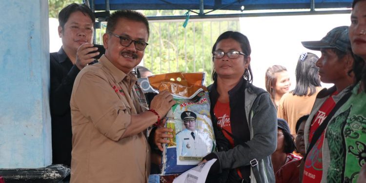 Plh Asisten Pemkesra Wakili Gubernur Salurkan 10 Ton Beras Murah ke Gumas