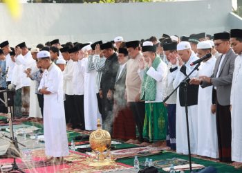 Gubernur Kalteng Bersama Warga Salat Idulfitri 1445 H di Bundaran Besar Palangka Raya