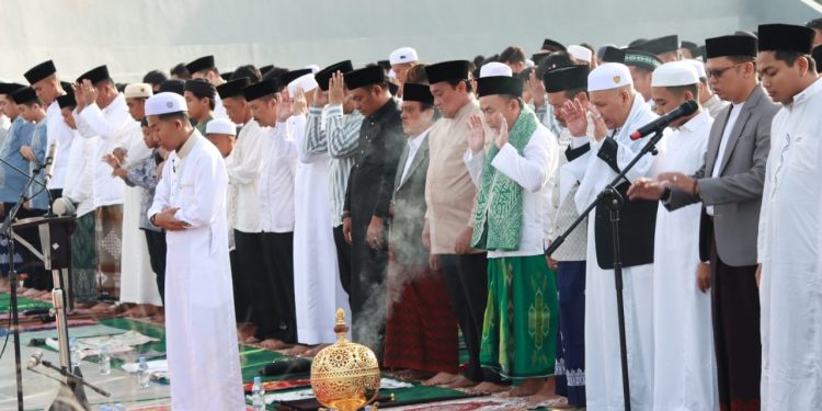 Gubernur Kalteng Bersama Warga Salat Idulfitri 1445 H di Bundaran Besar Palangka Raya