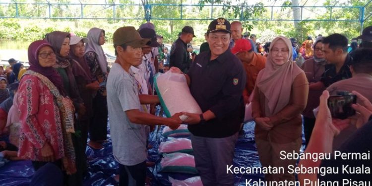 Wagub Edy Pratowo Salurkan 30 Ton Beras Subsidi Tahap II ke Dua Kecamatan Kabupaten Pulang Pisau