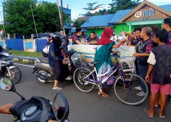 Berkah Ramadan, PWI Barsel Bagikan Takjil dan Paket Lebaran
