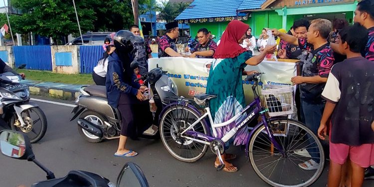 Berkah Ramadan, PWI Barsel Bagikan Takjil dan Paket Lebaran