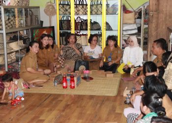 Diskominfosantik Kalteng Dorong Pengrajin Rotan di Desa Gohong Optimalkan Peran KIM Melalui Website Digital