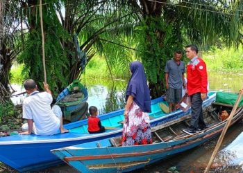 Dislutkan Serahkan Bantuan Gubernur Kalteng Berupa Perlengkapan Pokmaswas di Kabupaten Kotim