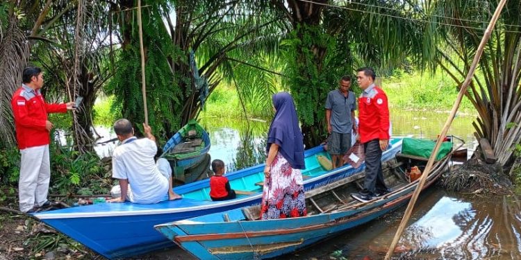 Dislutkan Serahkan Bantuan Gubernur Kalteng Berupa Perlengkapan Pokmaswas di Kabupaten Kotim