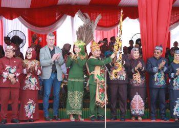 Gubernur Sugianto Sabran Lepas Peserta Karnaval Budaya FBIM Tahun 2024