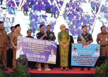 Gubernur Kalteng Serahkan Secara Simbolis Bantuan Biaya Produksi Perikanan