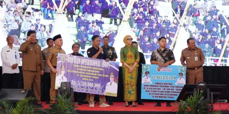Gubernur Kalteng Serahkan Secara Simbolis Bantuan Biaya Produksi Perikanan