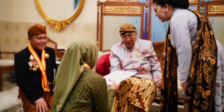 Ketua TP PKK Barsel Terima Gelar Kehormatan Dari Keraton Surakarta