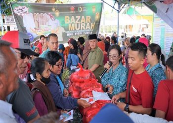 Pj Bupati Barsel Buka Kegiatan Pasar Murah di Desa Kalahien