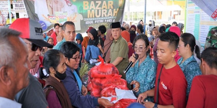 Pj Bupati Barsel Buka Kegiatan Pasar Murah di Desa Kalahien