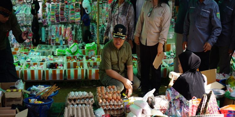 Pj Bupati Barsel Pastikan Ketersediaan Bahan Pokok dan Kestabilan Harga Sampai ke Pasar Desa