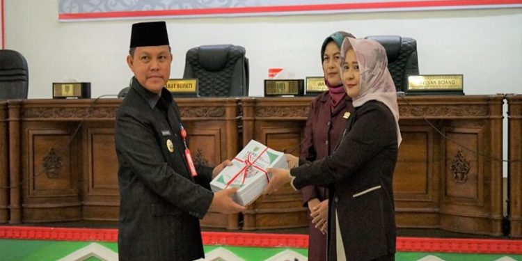 Pj Bupati Barsel Sampaikan LKPJ ke Dewan