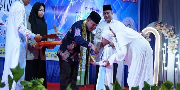 Pj Bupati Barsel Hadiri Kegiatan Wisuda Karantina Tahfizh Qur’an