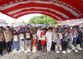 Pemprov Kalteng Salurkan 1.000 Paket Sembako pada Pasar Murah di Dermaga Flamboyan