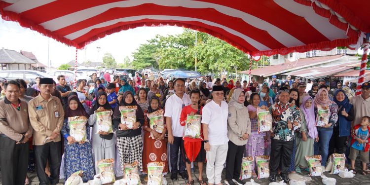 Pemprov Kalteng Salurkan 1.000 Paket Sembako pada Pasar Murah di Dermaga Flamboyan