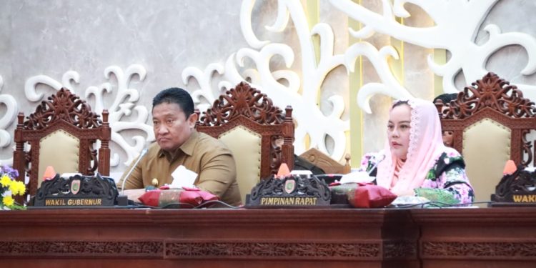 Wagub Edy Pratowo dengarkan Pemandangan Umum Fraksi-Fraksi Pendukung DPRD Terhadap Raperda Provinsi Kalteng
