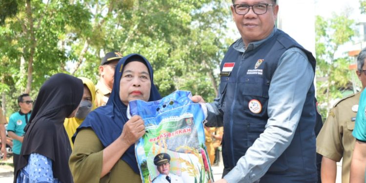 Kadislutkan Kalteng Salurkan 30 Ton Beras Murah di Kabupaten Sukamara