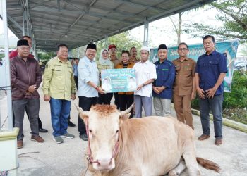 Sekda Nuryakin Serahkan Sapi Limousin dan Gratiskan 1.000 Paket Sembako di Murung Raya