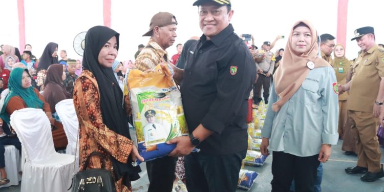 Wagub Kalteng Salurkan Bantuan di Desa Hampalit Kabupaten Katingan