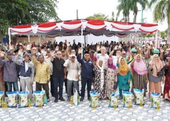 Sekda Nuryakin Serahkan 35 Ekor Sapi dan Gratiskan 1600 Paket Sembako di Buntok