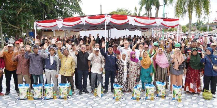 Sekda Nuryakin Serahkan 35 Ekor Sapi dan Gratiskan 1600 Paket Sembako di Buntok