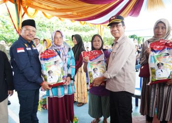 Sekda Nuryakin Serahkan 20 Ekor Sapi Kurban dan Gratiskan Pasar Penyeimbang di Barito Timur