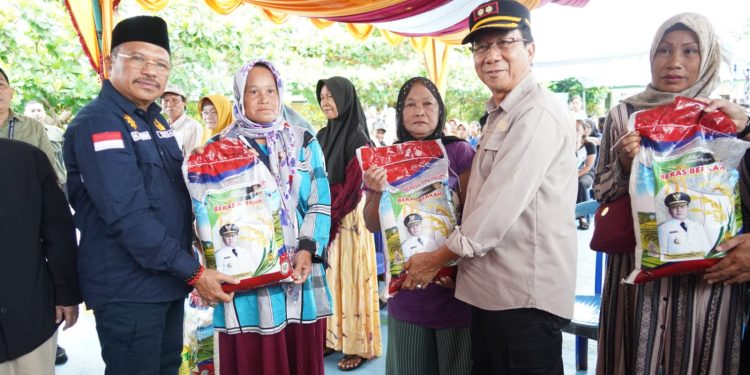 Sekda Nuryakin Serahkan 20 Ekor Sapi Kurban dan Gratiskan Pasar Penyeimbang di Barito Timur