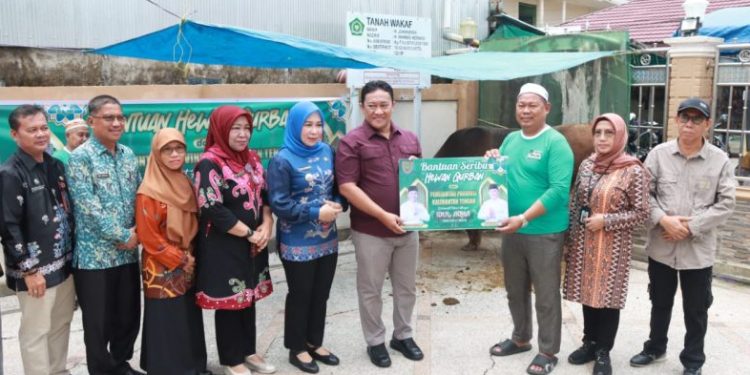 Wagub Kalteng H. Edy Pratowo Serahkan Bantuan Hewan Qurban di Kecamatan Kahayan Hilir