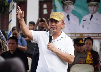 Gubernur Sugianto Sabran Salurkan 3500 Paket Sembako Gratis ke Desa Asam Baru dan Hanau