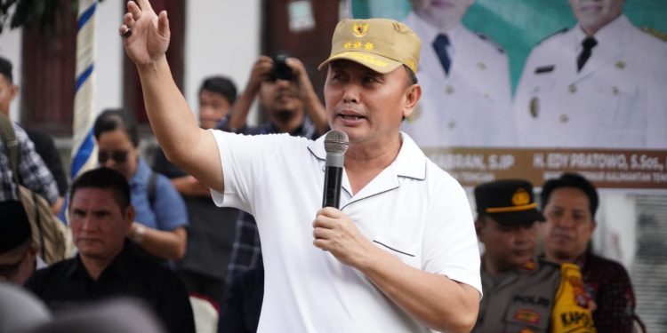 Gubernur Sugianto Sabran Salurkan 3500 Paket Sembako Gratis ke Desa Asam Baru dan Hanau
