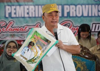 Gubernur Sugianto Sabran Bagikan Sembako Gratis di Kabupaten Kotim