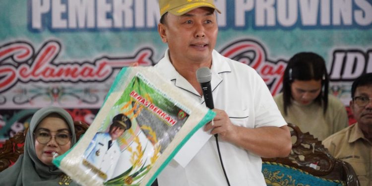 Gubernur Sugianto Sabran Bagikan Sembako Gratis di Kabupaten Kotim