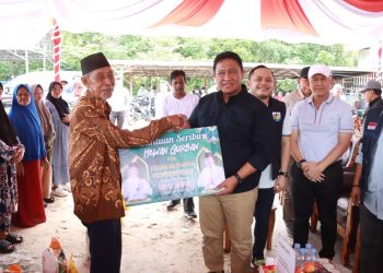 Wagub Kalteng Salurkan 500 Paket Sembako dan 17 Ekor Hewan Qurban di Kapuas