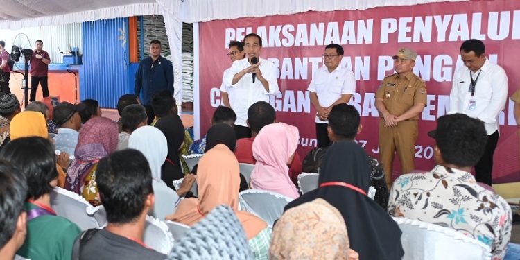 Presiden Jokowi Bersama Gubernur Kalteng Kunjungi Gudang Bulog Buntok