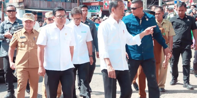 Gubernur Sugianto Sabran Dampingi Presiden Tinjau Harga di Pasar Temenggoeng Djaja Karti
