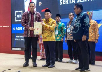 Menteri ATR/BPN Agus Harimurti Yudhoyono Serahkan Sertifikat Hak Atas Tanah Elektronik