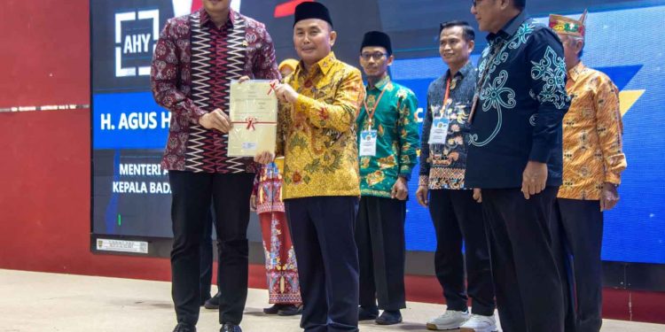 Menteri ATR/BPN Agus Harimurti Yudhoyono Serahkan Sertifikat Hak Atas Tanah Elektronik