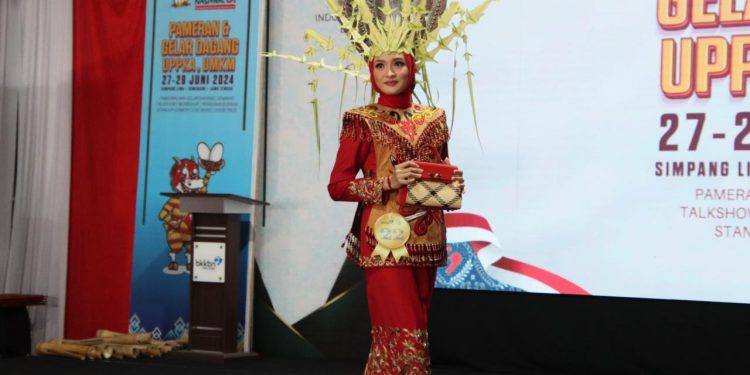 Kalteng Raih Juara Favorit Fashion Show Peragaan Produk UPPKA