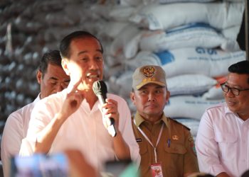 Presiden Jokowi Tinjau Stok Beras dan Salurkan Bantuan Pangan Cadangan